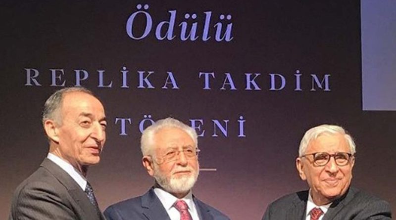 PROF. SANCAR NOBEL ÖDÜLÜ REPLİKASINI MARDİN ARTUKLU ÜNİVERSİTESİNE ARMAĞAN ETTİ